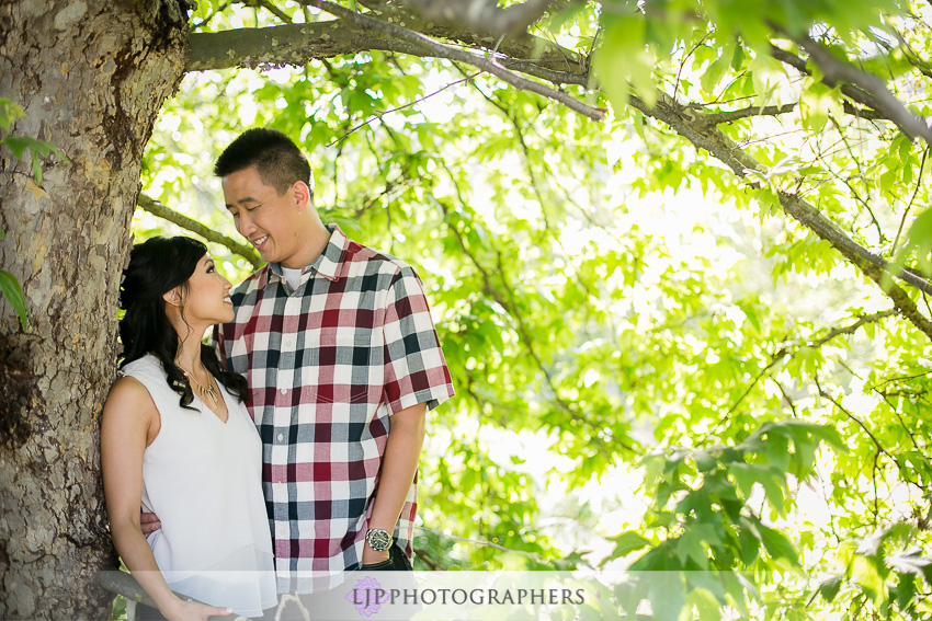 02-fun-engagement-beach-photos
