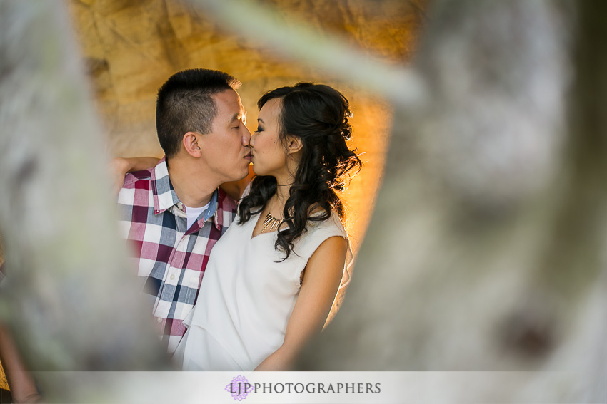 04-fun-engagement-beach-photos