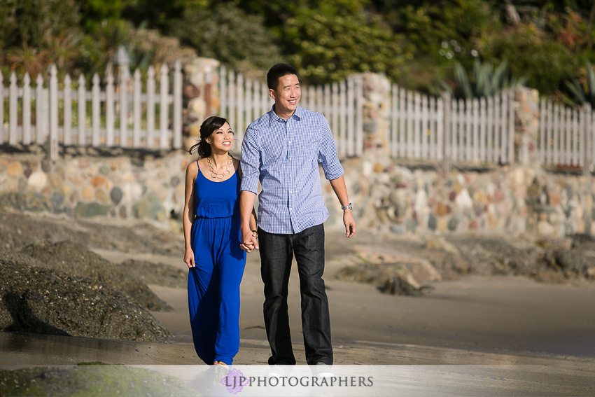 06-fun-engagement-beach-photos