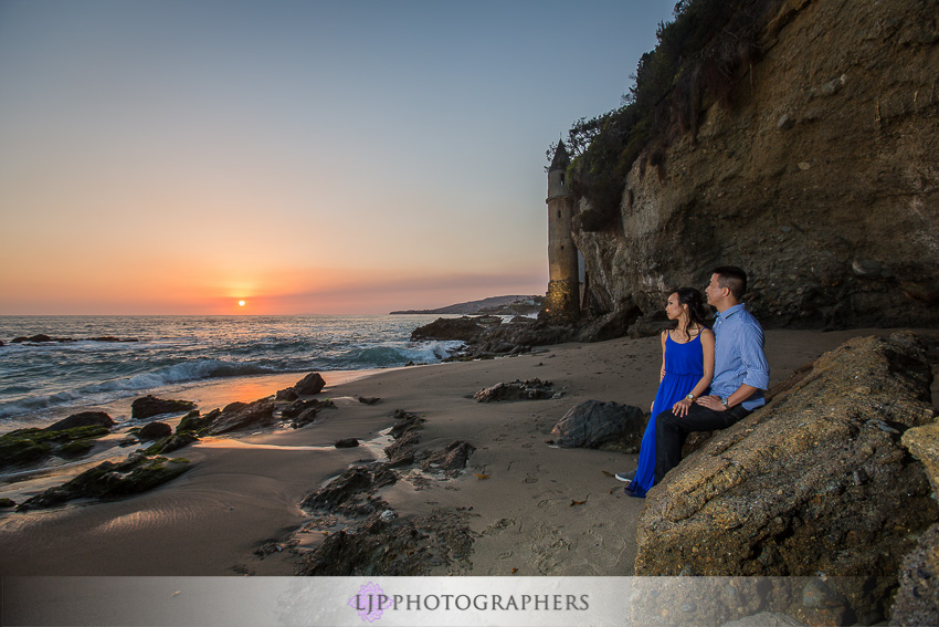 07-fun-engagement-beach-photos
