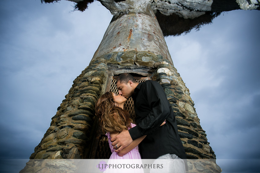 07-victoria-beach-engagement-photos