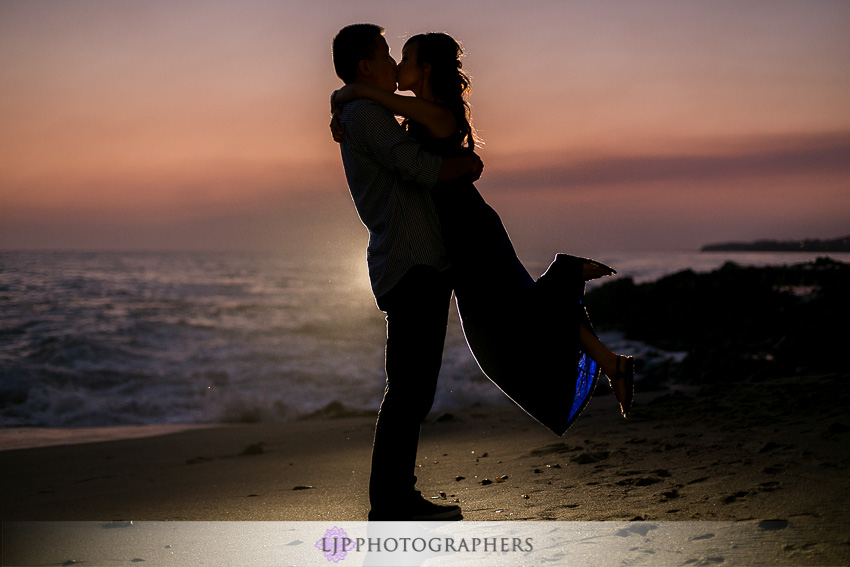 10-fun-engagement-beach-photos