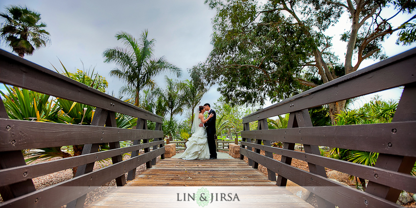 Pose fotografia de boda. El beso de los novios