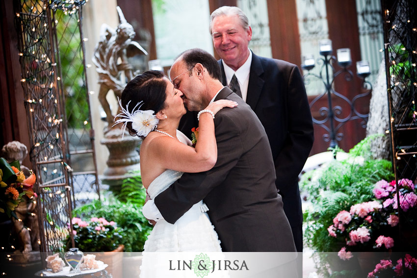 3-tivoli-terrace-laguna-beach-wedding-kiss 3-tivoli-terrace-laguna-beach-wedding-kiss