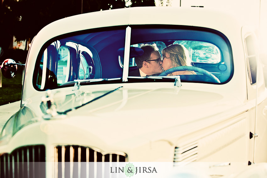 Pose fotografia de boda. Beso de los novios sentados