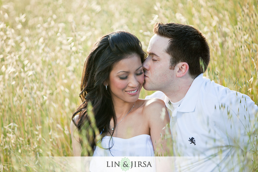 Pose fotografia de boda. Los novios miran horizonte