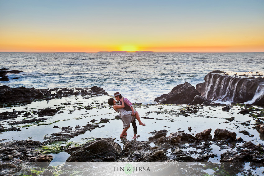nighttime-laguna-beach-portrait-engagement