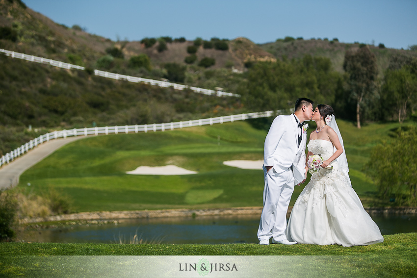 black-and-gold-golf-club-wedding-photographer