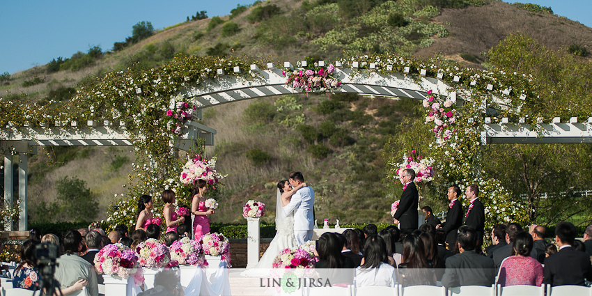 black-and-gold-golf-club-wedding-photographer