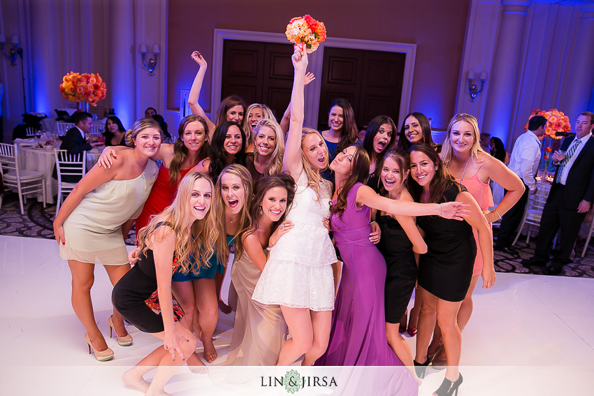 27-st-regis-laguna-beach-wedding-photographer-bouquet-toss