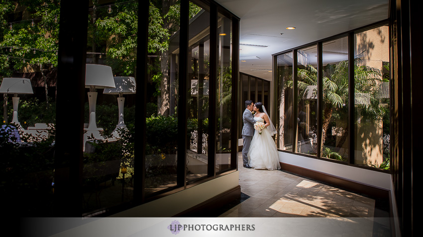 12-avenue-of-the-arts-wyndham-hotel-wedding-photographer