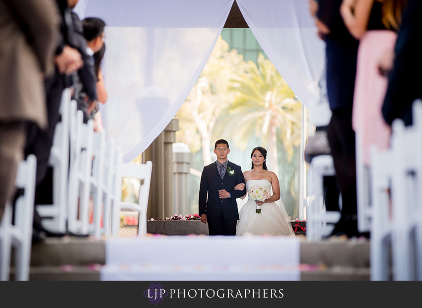 16-avenue-of-the-arts-wyndham-hotel-wedding-photographer