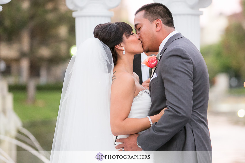 23-avenue-of-the-arts-wyndham-costa-mesa-hotel-wedding-photographer-wedding-ceremony-photos