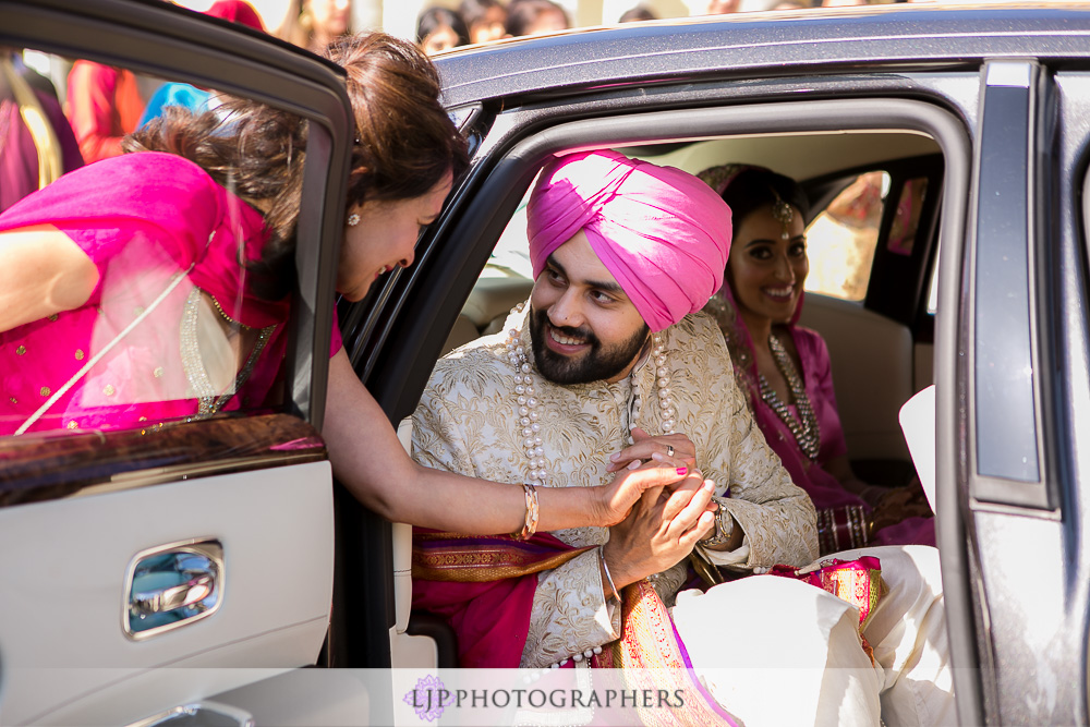 34-the-julia-morgan-ballroom-san-francisco-indian-wedding-photographer-baraat-wedding-ceremony-photos