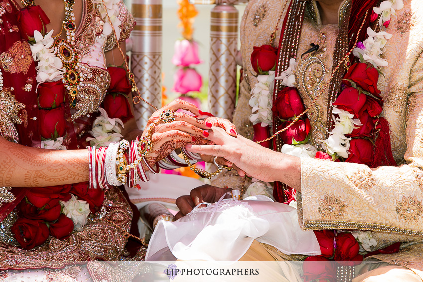 12-hyatt-huntington-beach-indian-wedding-photographer-mandap