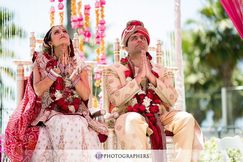 14-hyatt-huntington-beach-indian-wedding-photographer-mandap