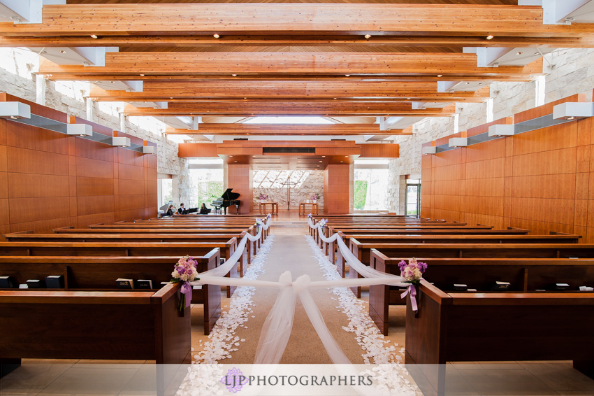 07-crossline-community-church-wedding-photographer-wedding-ceremony-church-decor