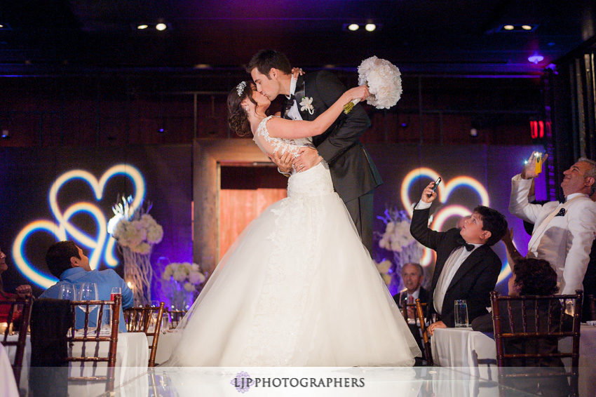 18-anqi-bistro-wedding-photographer-first-kiss