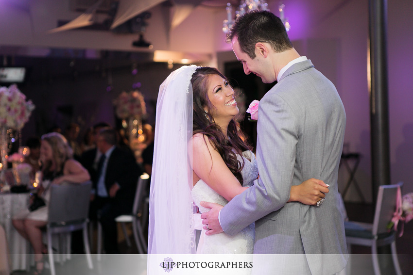 20-seven-degrees-wedding-photographer-first-dance
