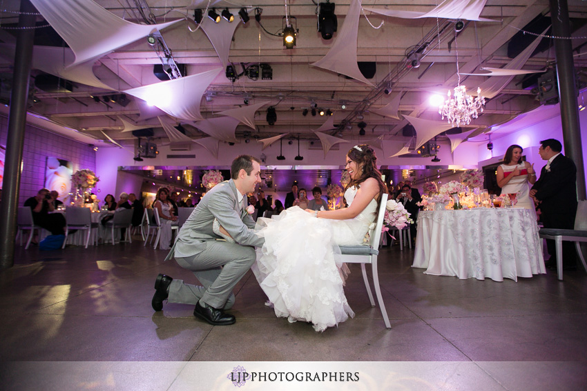 23-seven-degrees-wedding-photographer-garter-toss