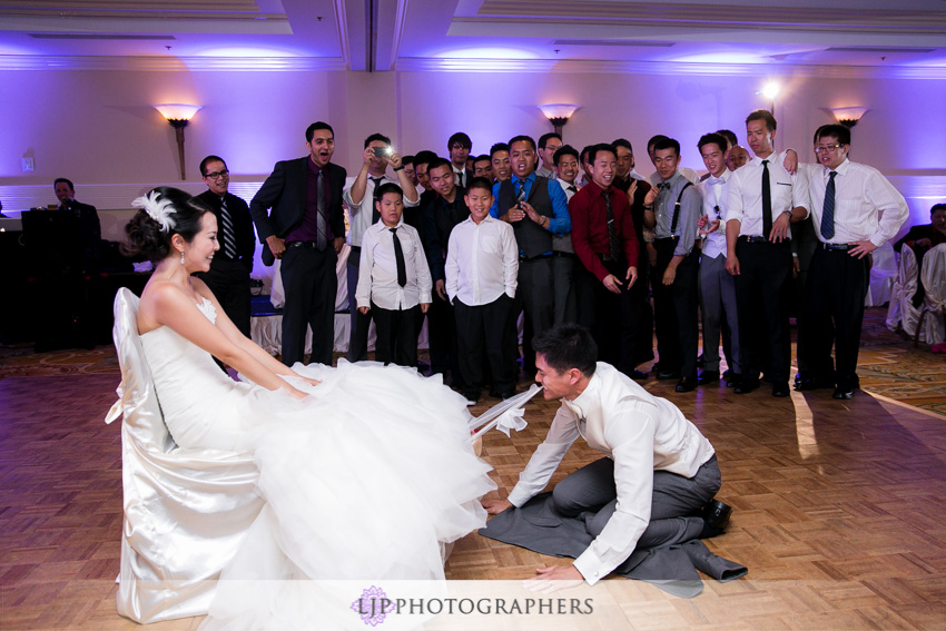 27-crossline-community-church-wedding-photographer-garter-toss