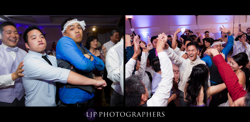 28-crossline-community-church-wedding-photographer-garter-toss