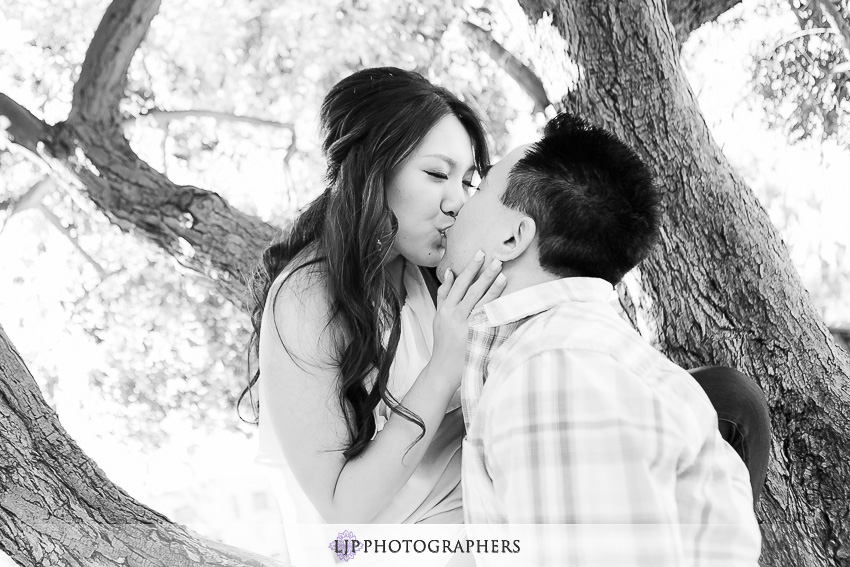 05-fun-laguna-beach-engagement-photos