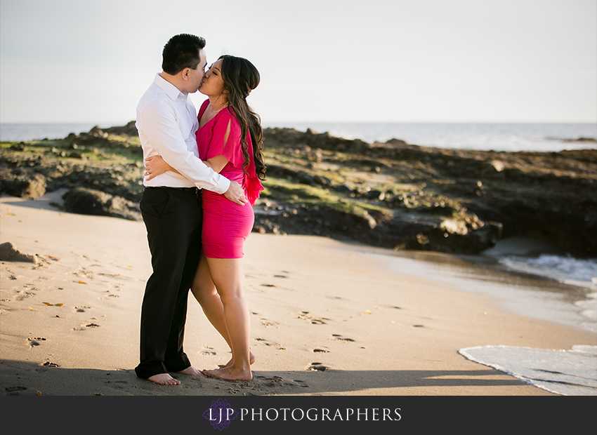 08-fun-laguna-beach-engagement-photos