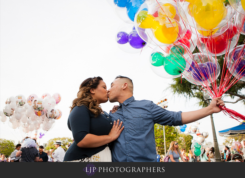 02-disneyland-resort-engagement-photos