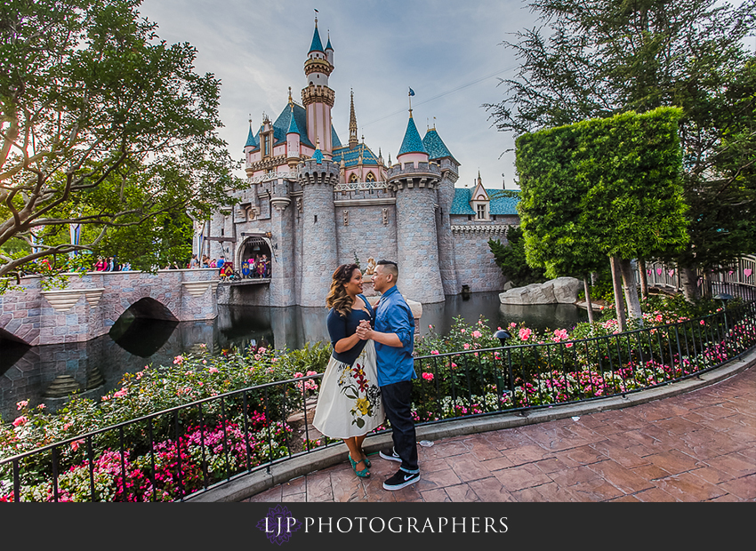 05-disneyland-resort-engagement-photos