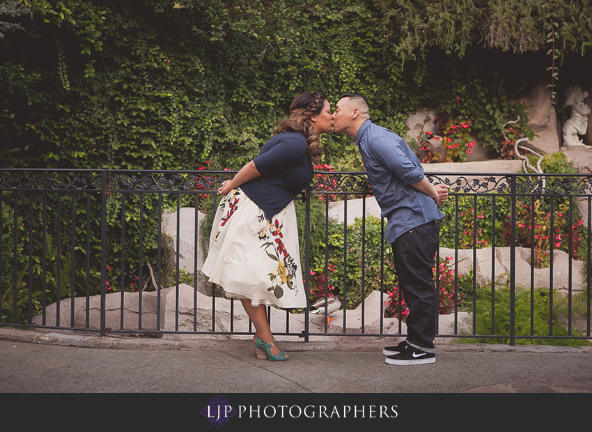 06-disneyland-resort-engagement-photos