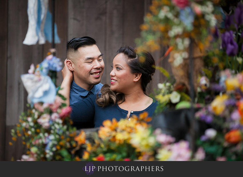 08-disneyland-resort-engagement-photos