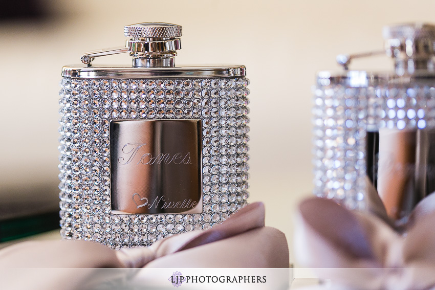02-avenue-of-the-arts-wyndham-costa-mesa-hotel-wedding-photographer-getting-ready-photos
