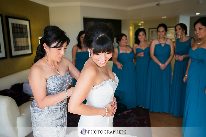 07-avenue-of-the-arts-wyndham-costa-mesa-hotel-wedding-photographer-getting-ready-photos