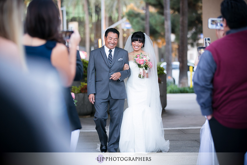 18-avenue-of-the-arts-wyndham-costa-mesa-hotel-wedding-photographer-wedding-ceremony-photos