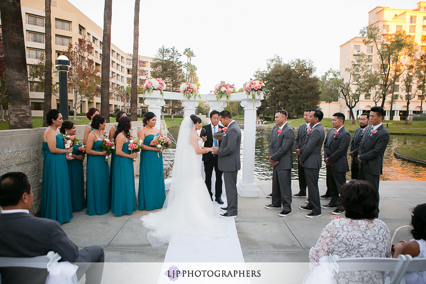22-avenue-of-the-arts-wyndham-costa-mesa-hotel-wedding-photographer-wedding-ceremony-photos