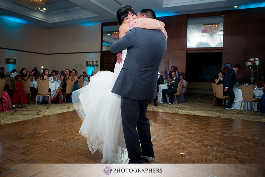 27-avenue-of-the-arts-wyndham-costa-mesa-hotel-wedding-photographer-wedding-reception-photos