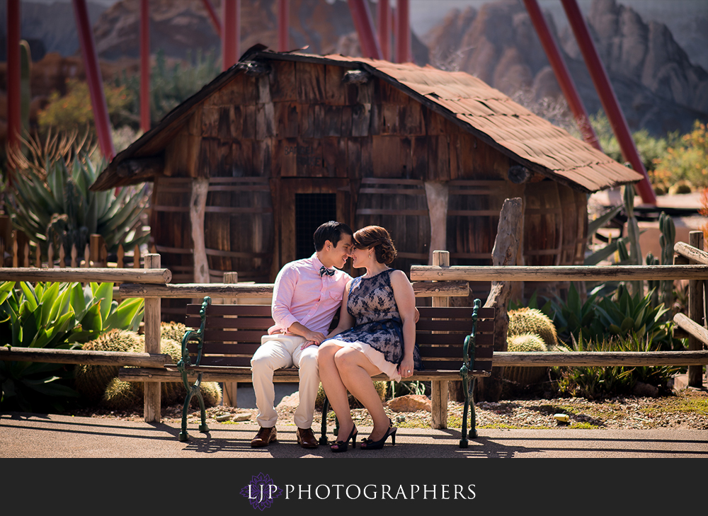 07-knotts-berry-farm-engagement-photographer