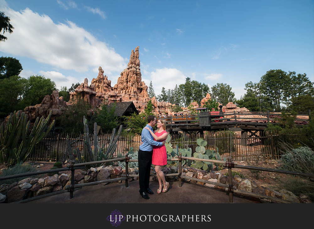 03-disneyland-anaheim-engagement-photography