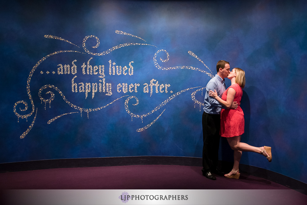 09-disneyland-anaheim-engagement-photography