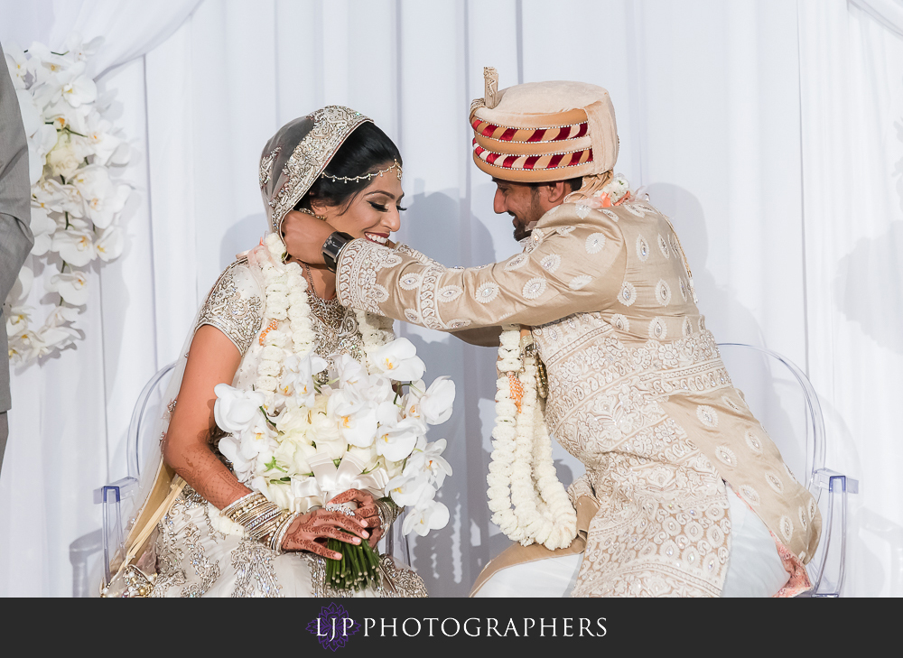 22-anaheim-marriott-indian-wedding-photographer-wedding-ceremony-photos