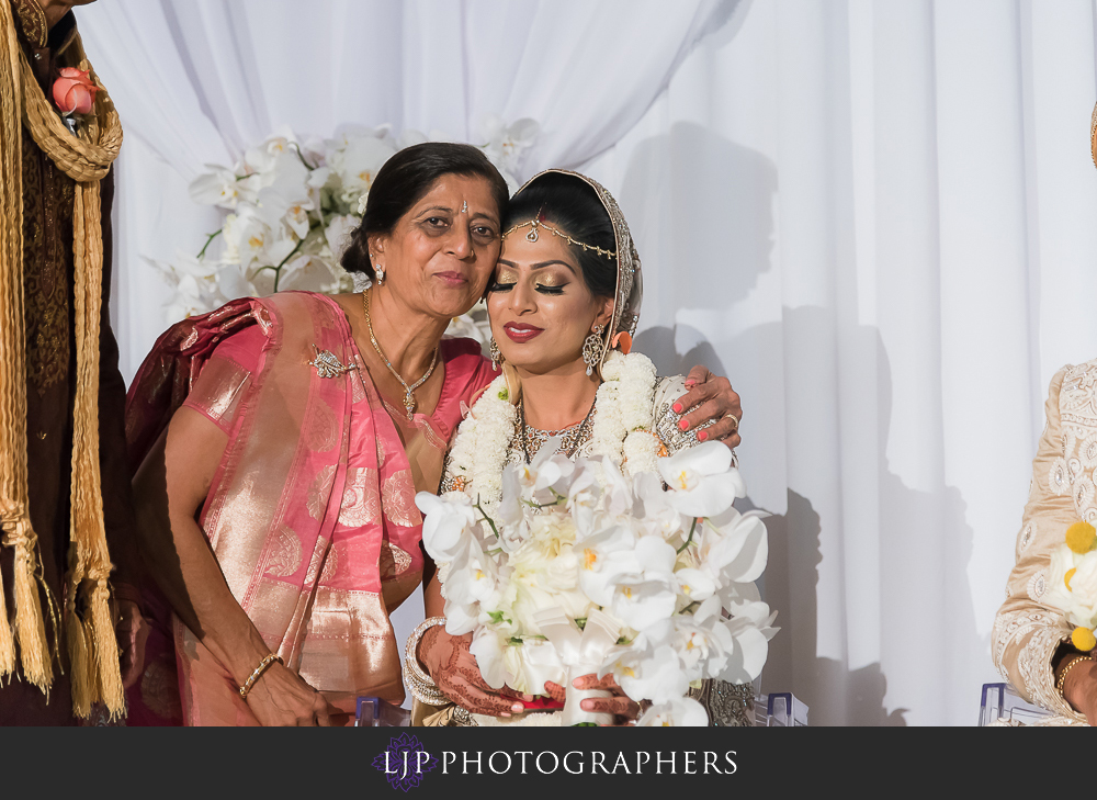 23-anaheim-marriott-indian-wedding-photographer-wedding-ceremony-photos