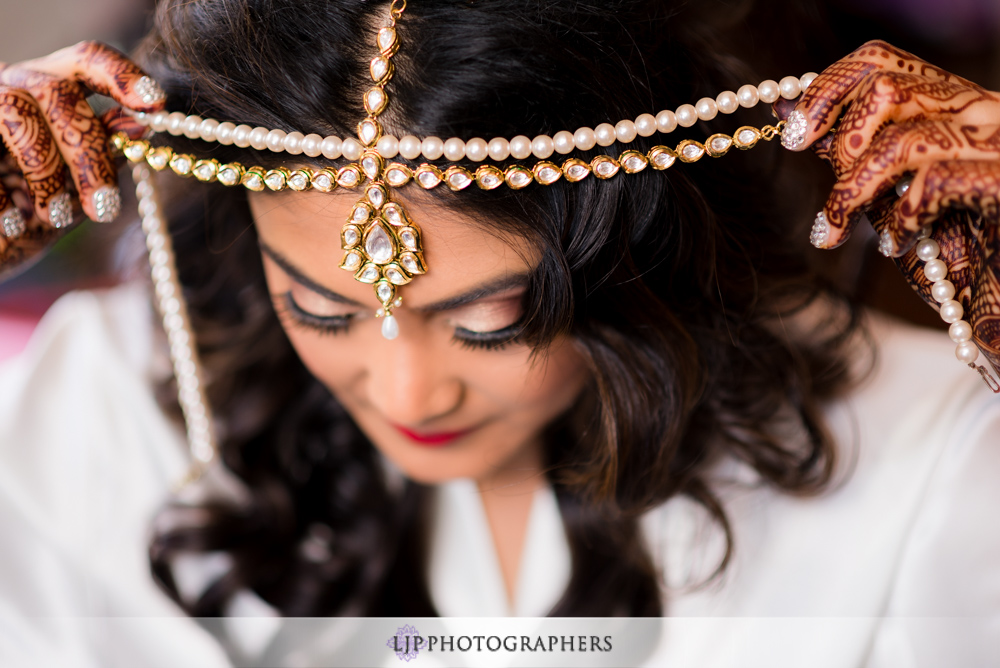 02-hummingbird-nest-ranch-wedding-photographer-getting-ready-photos