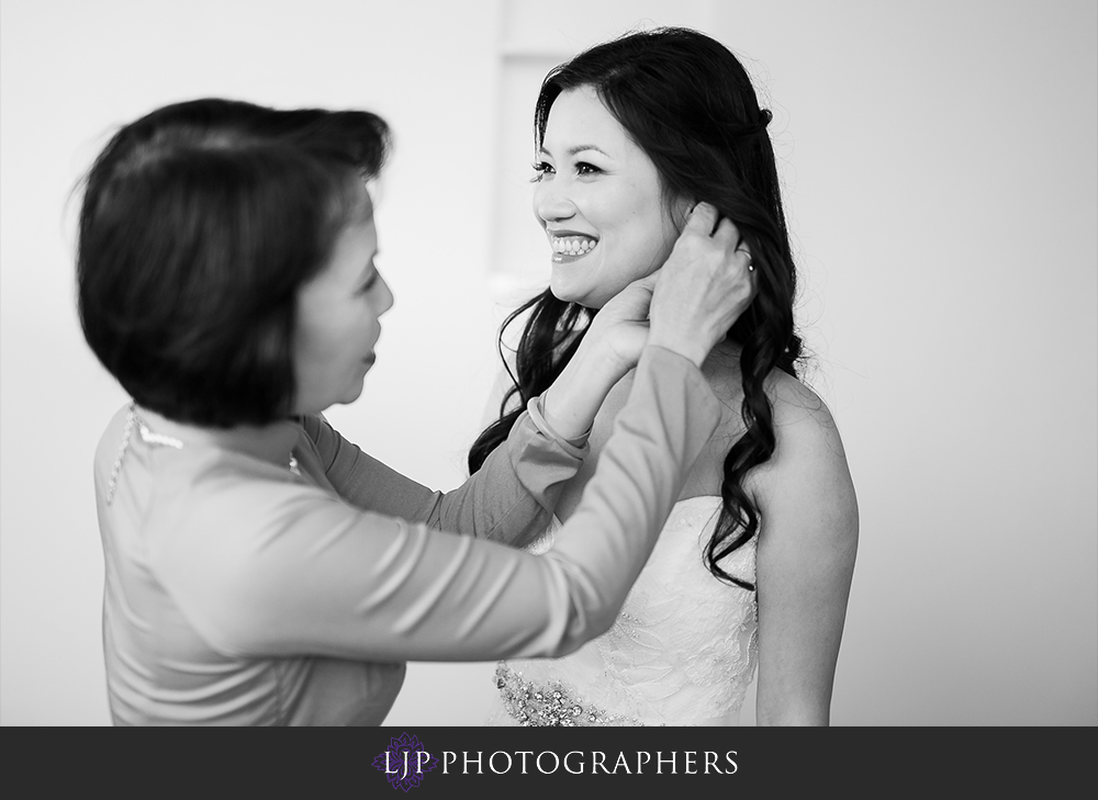 02-ultimate-sky-box-at-diamond-view-tower-san-diego-wedding-photographer-getting-ready-photos