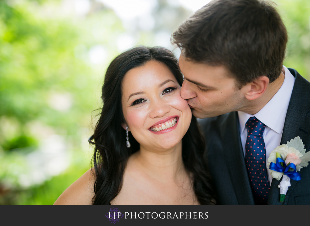 06-ultimate-sky-box-at-diamond-view-tower-san-diego-wedding-photographer-first-look-photos