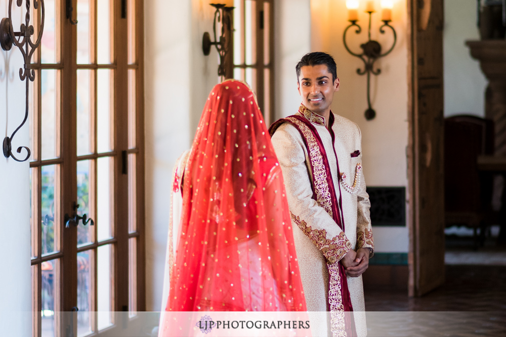 07-hummingbird-nest-ranch-wedding-photographer-first-look-couple-session-photos