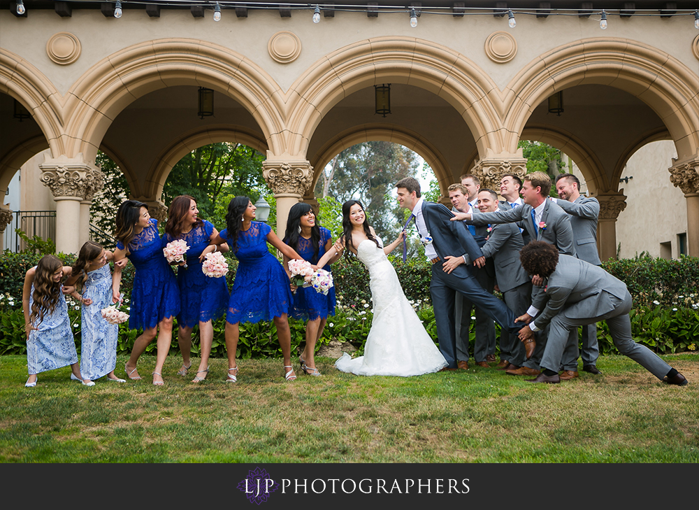 08-ultimate-sky-box-at-diamond-view-tower-san-diego-wedding-photographer-wedding-party-photos