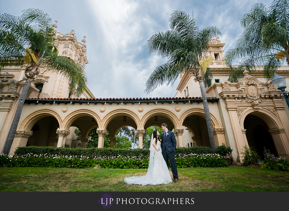 17-ultimate-sky-box-at-diamond-view-tower-san-diego-wedding-photographer-couple-session-photos