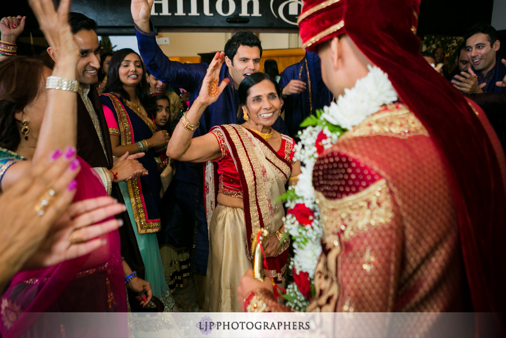 18-hilton-orange-county-costa-mesa-indina-wedding-photographer-wedding-ceremony-photos