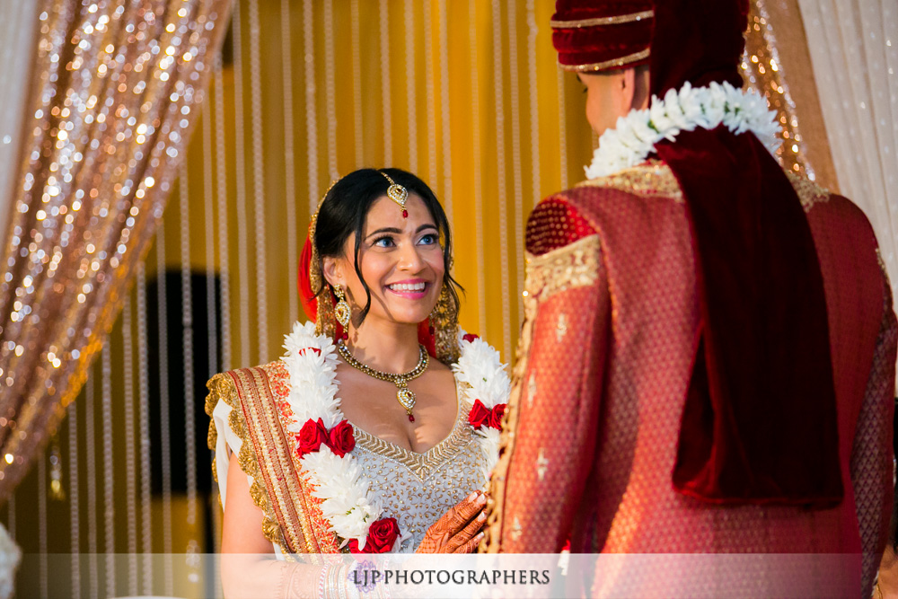 21-hilton-orange-county-costa-mesa-indina-wedding-photographer-wedding-ceremony-photos